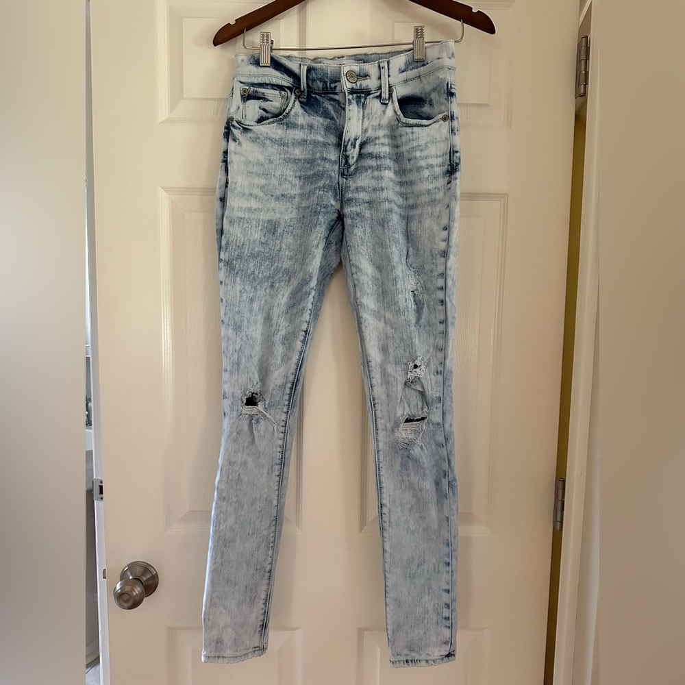 Express women’s jean legging Mia mid-rise. Distressed, acid wash. Size 4.